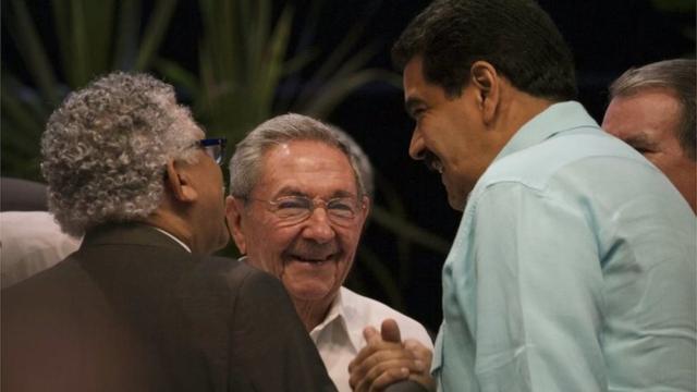 Raul Castro, Nicolás Maduro y el secretario general de la Asocaición de Estados Caribeños, Alfonso Munera, en La Habana, Cuba, el 4 de junio de 2016.