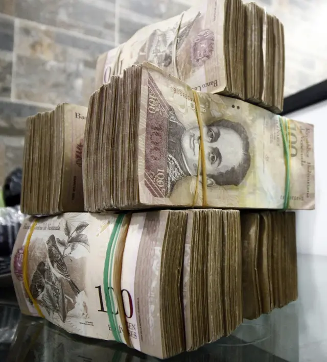 वेनेजुएला में अगले साल 2000 फीसदी की दर से कीमतें बढ़ सकती हैं.