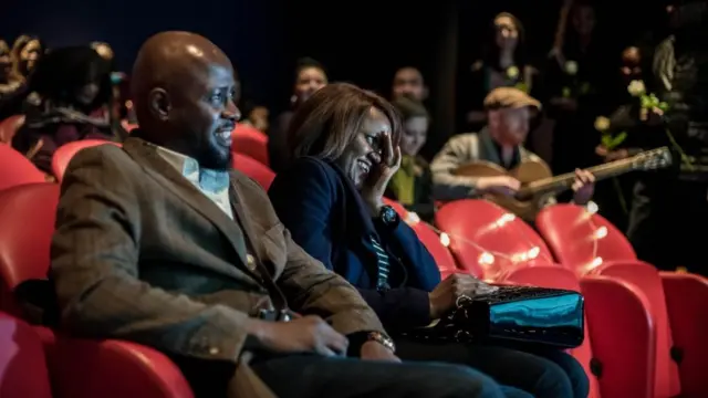 Anthony Williams y Dembi Anthony-Williams en la propuesta de matrimonio en un cine de Londres