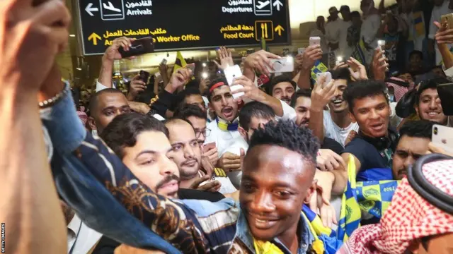 L'attaquant nigérian Ahmed Musa est accueilli par des supporters d'Al-Nassr à son arrivée à l'aéroport international King Khalid dans la capitale saoudienne Riyad, le 10 août 2018