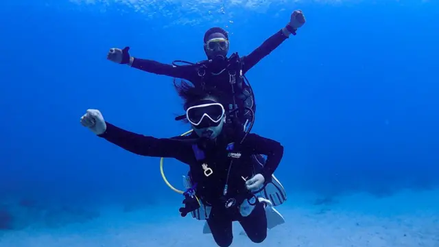 在小琉球经营民宿的吴先生向BBC表示，因为教授潜水，自己下水前是有担心一下飞弹会不会落到他工作的水域。但他强调，生活及营运同样正常