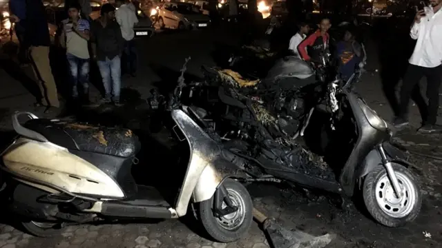 कई बाइक को आग के हवाले कर दिया गया