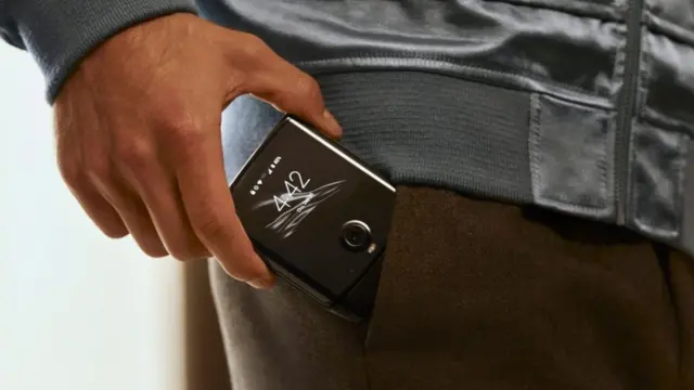 Telefon ima i jedan manji ekran koji prikazuje notifikacije na vrhu.