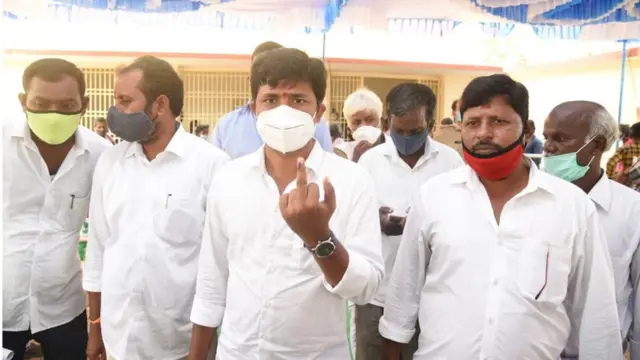ఓటు హక్కు వినియోగించుకున్న తిరుపతి వైసీపీ అభ్యర్థి గురుమూర్తి(మధ్యలో తెల్ల మాస్క్)