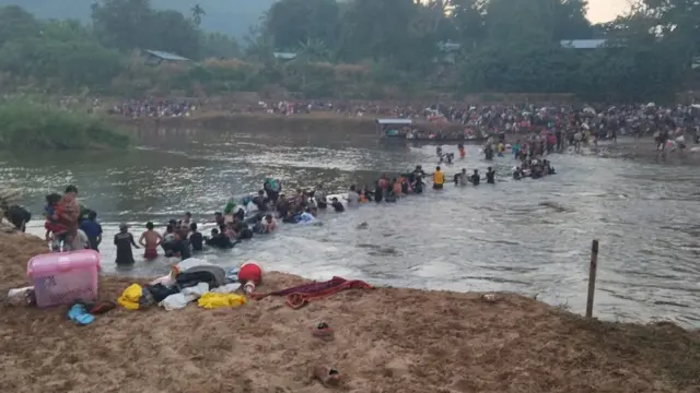 သောင်ရင်းမြစ်ကို ဖြတ်ကူးပြီး ထိုင်းဘက်ခြမ်းကို တိမ်းရှောင်ကြတဲ့ စစ်ရှောင်တွေ