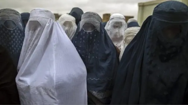 බුර්කාව කාන්තාවගේ මුළු සිරුරම ආවරණය කරයි