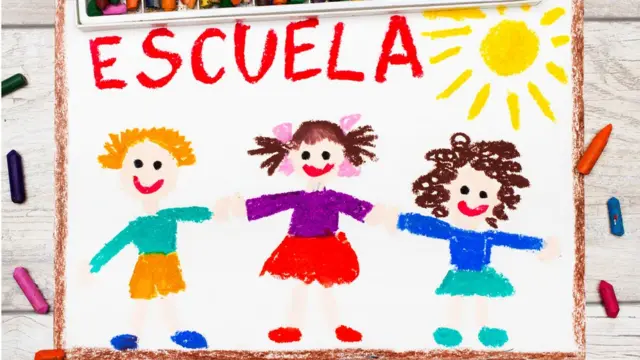Dibujo de una escuela y niños.