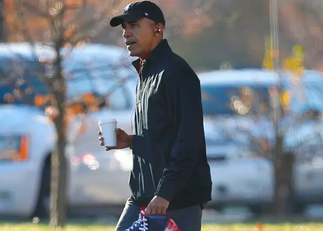 Obama caminha com café na mão