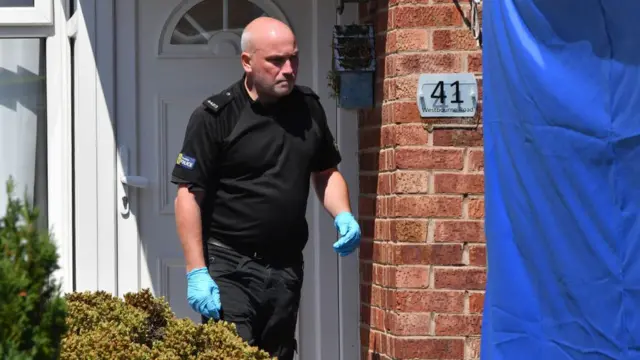 Поліцейський біля будинку з номером 41