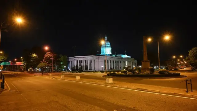 வெறிச்சோடிய கொழும்பு நகர வீதி.