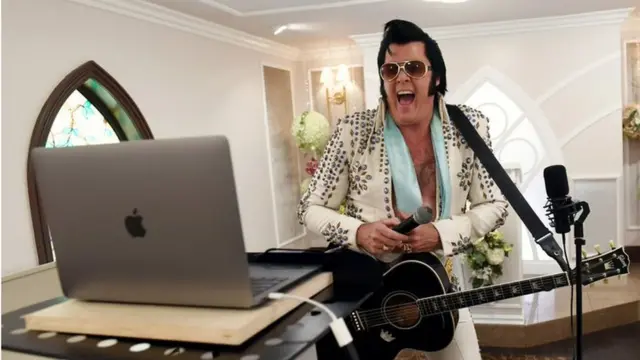 Une grande partie de nos vies sont maintenant en ligne en raison de confinements pandémiques - y compris des spectacles et même des mariages (comme ici - mariage sur Zoom et Elvis)