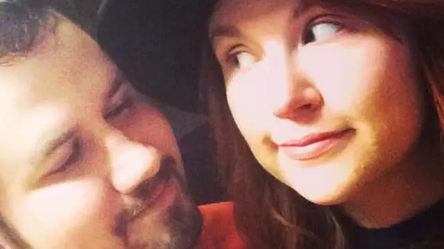 Jaclyn y su esposo fallecido Jason.