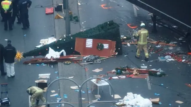 صورة شجرة عيد ميلاد ملقاة على الأرض بجانب الشاحنة المحطمة