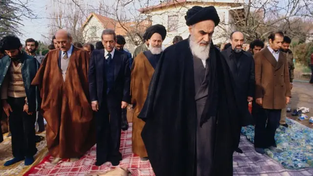 یاسر میردامادی البته آیت‌الله خمینی، بنیانگذار جمهوری اسلامی را که به عنوان یکی از مراجع تقلید شیعیان به مخالفت با محمدرضا شاه برخاست استثنا می‌داند