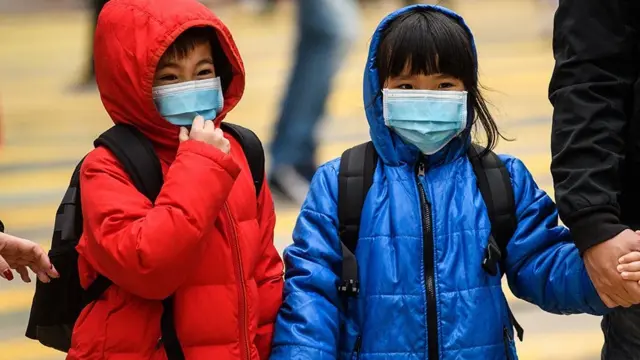 கொரோனா வைரஸ்: பலி எண்ணிக்கை உயர்வு, இறங்கு முகத்தில் பங்கு சந்தை - 10 தகவல்கள்