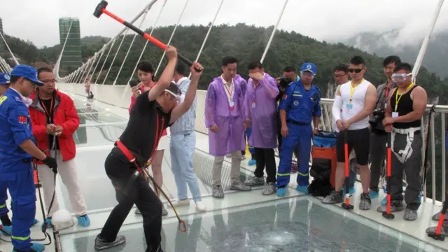 Antes de su inauguración, y respondiendo a dudas sobre su seguridad, las autoridades chinas realizaron varias demostraciones para demostrar la solidez de la obra de ingeniería civil.