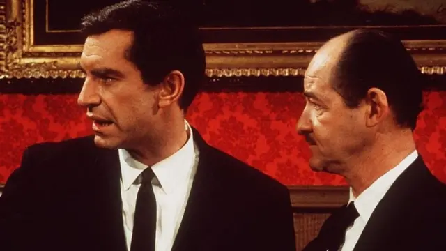 Landau à gauche joue le rôle de Rollin Hand dans "Mission impossible"