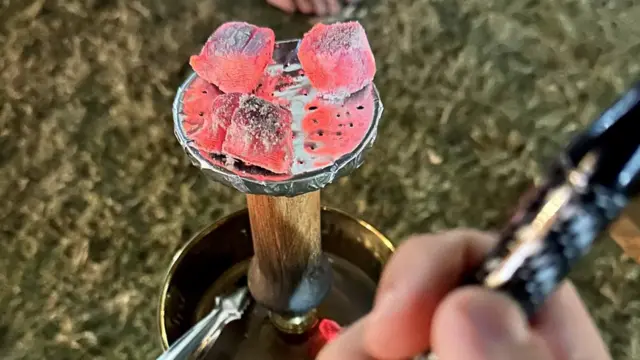 Cachimba con la que acompaño el café árabe que pruebo por primera vez.