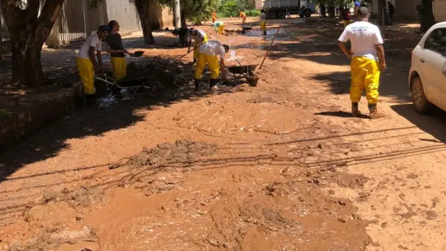 Funcionários limpando a rua