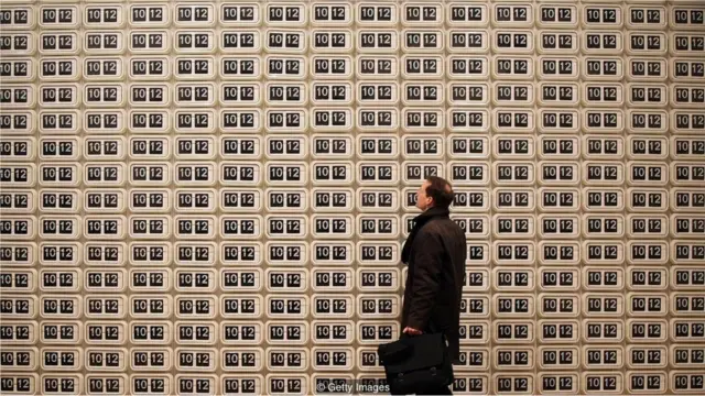 Kita tidak begitu baik dalam menyadari bagaimana keputusan kecil kita sehari-hari menyebabkan dampak jangka panjang, itu juga terjadi pada manajemen waktu.