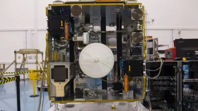 ยานอวกาศ RemoveDebris ถูกประกอบขึ้นในสหราชอาณาจักร และจะถูกส่งขึ้นไปปล่อยบนสถานีอวกาศ