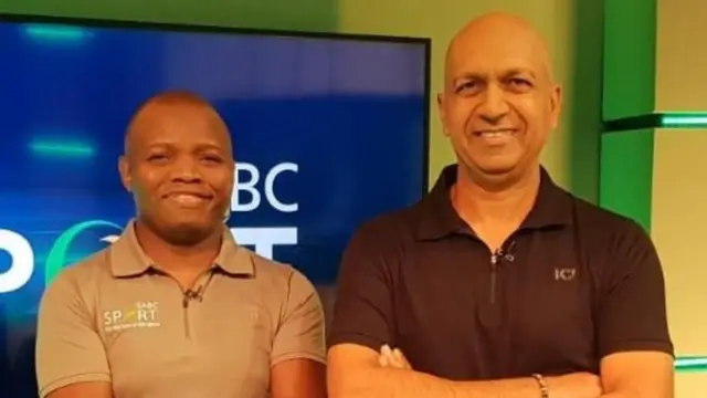 హుసేన్ మనాక్ (కుడివైపు) ఇప్పటికీ దక్షిణాఫ్రికా క్రికెట్‌లో కామెంటేటర్‌గా కొనసాగుతున్నారు