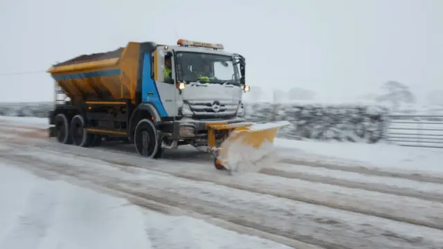 Снегоуборочная машина в Уэльсе