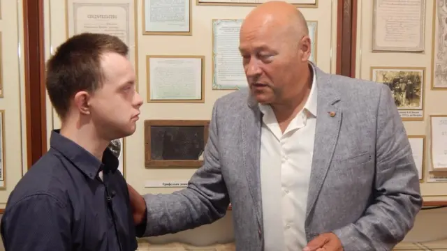 Ректор Інституту післядипломної освіти педагогів Петро Олешко, який взяв Богдана на роботу, каже, що адаптація особливого підлеглого - серед завдань Інституту