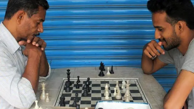 Dos hombres jugando ajedrez