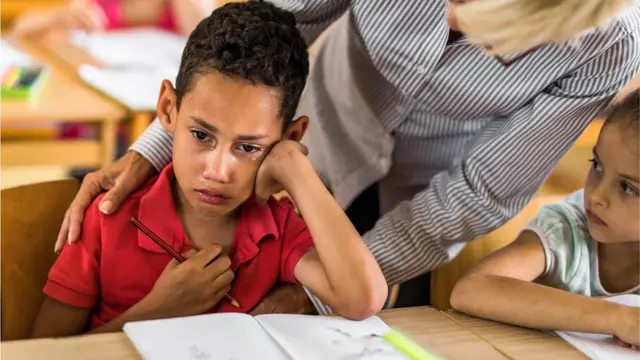 niño llorando maestra