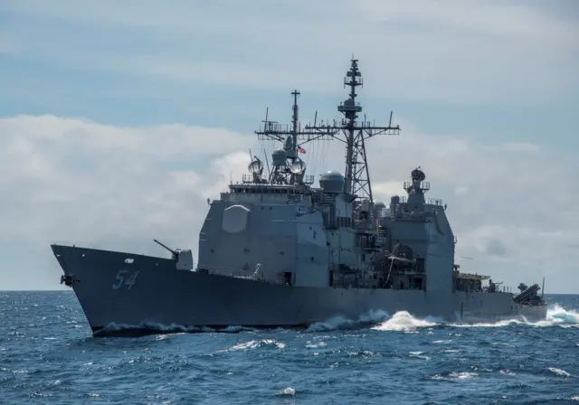 Tàu tuần dương tên lửa dẫn đường USS Antietam (CG 54) được trình chiếu ở Biển Đông, hồi tháng 3/2016