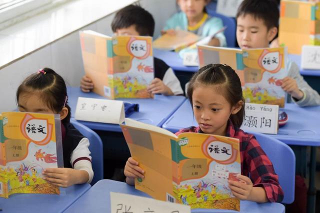 中国大陆的小学开设语文课程，统一以拼音教授儿童汉字读音。