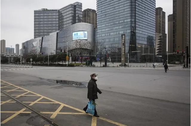 1月23日，武漢開始封城，防控疫情。武漢街頭行人很少。