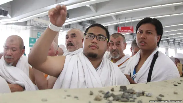 मक्कामध्ये दगड फेकण्याची प्रथा पार पाडताना मुस्लीम भाविक