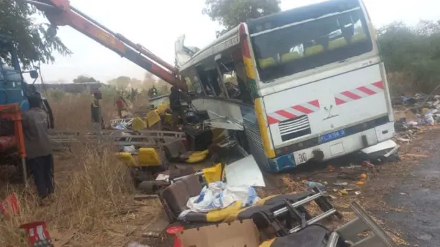 Une grue cherche à dégager l'un des bus impliqué dans la collision meurtirère à Kaffrine