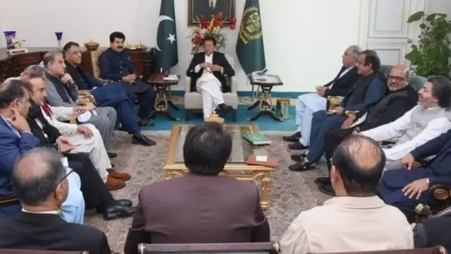 ஏன் இம்ராம் கானுக்கு நம்பிக்கை வாக்கெடுப்பு தேவை?