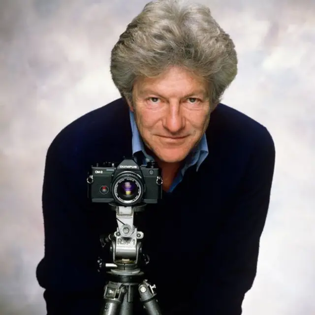 Граф Личфилд с камерой Olympus OM-2