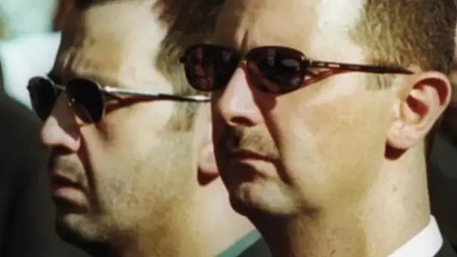 Maher al-Assad (à gauche) et le président Bashar al-Assad (à droite) en 2000