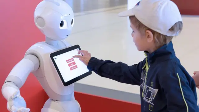 அமெரிக்காவில் நுழைய ஆஃப்கனின் ரோபோட்டிக் மாணவிகளுக்கு அனுமதி மறுப்பு