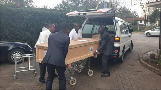 Mabaki ya mwili ikipokelewa Kenya