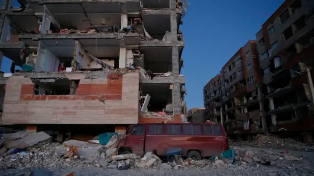 இரானின் வடகிழக்கு எல்லைக்கு அருகில் உள்ள ஹலாபஜாவின் தென்மேற்கிலிருந்து 19 மைல்கள் (30 கி.மீ.) தொலைவில், இந்த நிலநடுக்கம் ஏற்பட்டதாக அமெரிக்க புவியியல் ஆய்வு நிறுவனம் கூறியது.