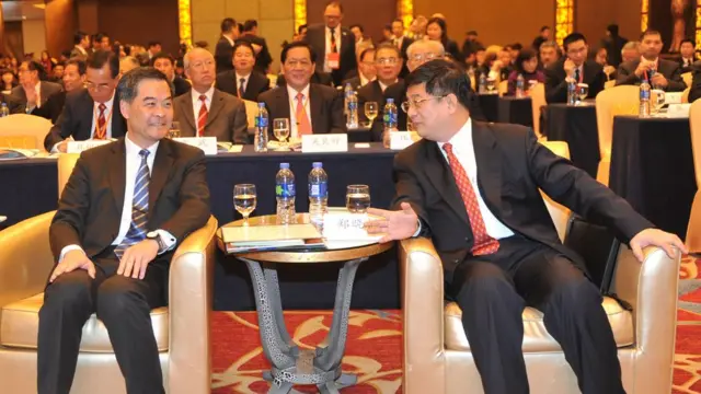 郑晓松任福建副省长期间，与到访的时任香港特别行政区行政长官梁振英交流