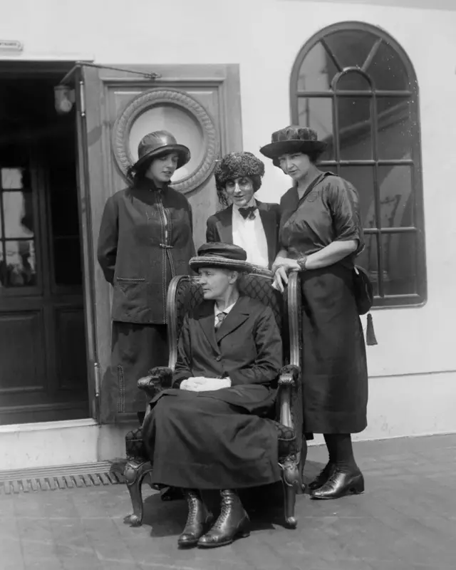 Marie Sklodowska-Curie (assise) avec ses filles Irène et Eve et Marie Meloney (au centre), sur le RMS Olympic en 1921