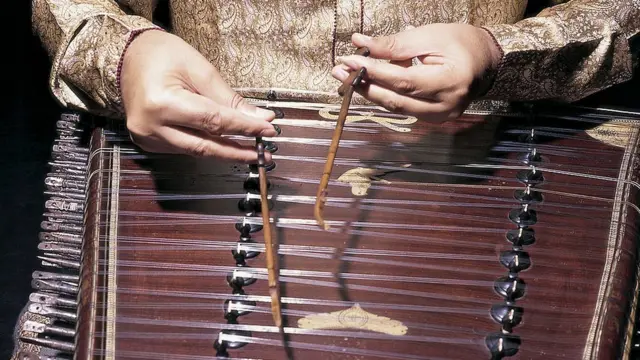 শিব কুমার শর্মা সন্তুর বাজাচ্ছেন