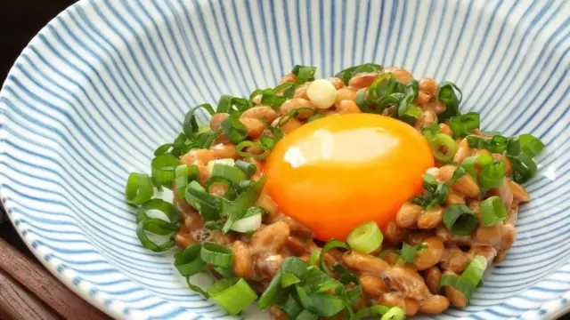 Natto com ovo