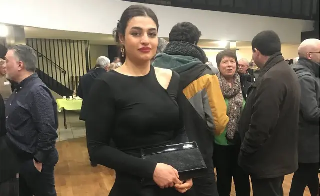 Sadaf Khadem a été invitée à une réception par son agent local.
