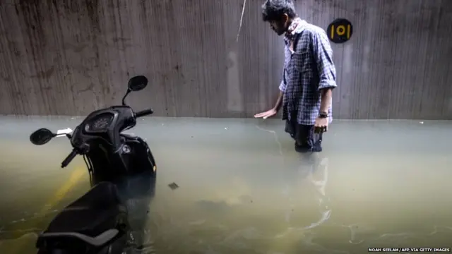 हैदराबादमध्ये रस्त्यावर साचलेलं पाणी