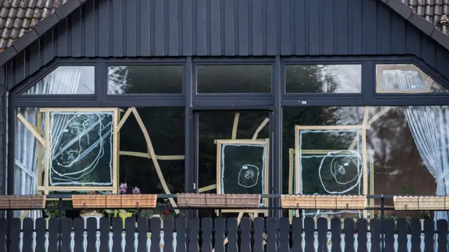 место взрыва: разбитые окна