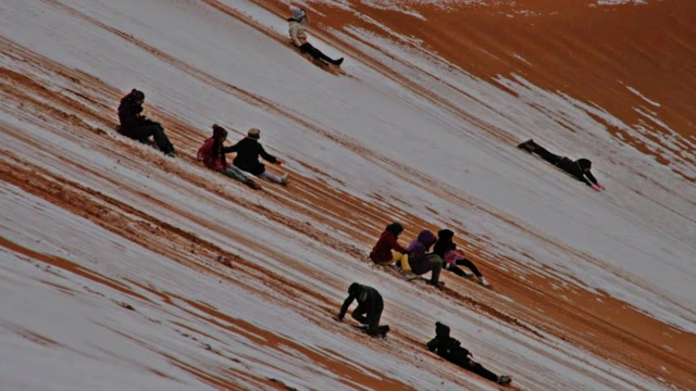 Personas se deslizan en la nieve en el desierto del Sahara. (Foto: gentileza Hamouda Ben jerad)