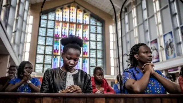 Askofu Ndingi Mwana a'Nzeki alikuwa akiomba katika kanisa la Holy Famili Basilica Nairobi